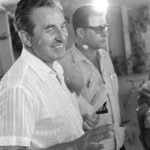 Chaim Herzog souriant lors de la convention du parti Rafi à Tel Aviv, août 1969 (photo noir et blanc).