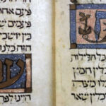Reproduction d&rsquo;une page de la Haggadah de Sarajevo pr&eacute;sentant &laquo; Ma Nishtana &raquo; en h&eacute;breu, avec une mise en page et des ornements enlumin&eacute;s.
