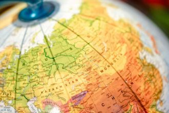 Gros plan d’un globe terrestre illustrant la géographie, les continents et la cartographie mondiale