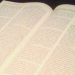Bible ouverte posée sur une table