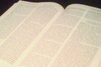 Bible ouverte posée sur une table