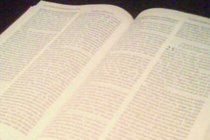 Bible ouverte posée sur une table