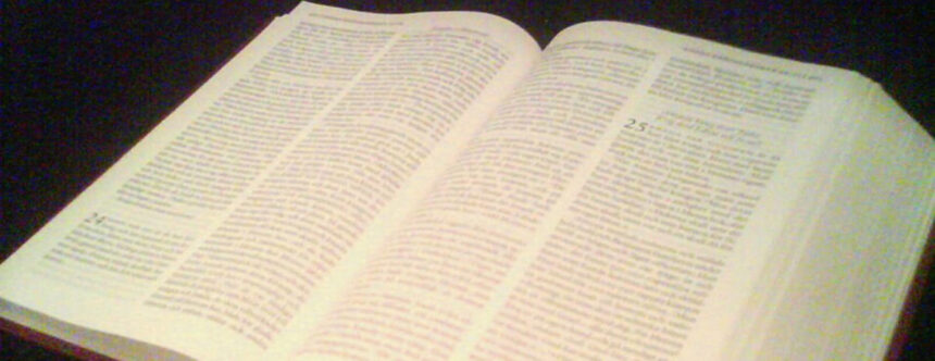 Bible ouverte pos&eacute;e sur une table
