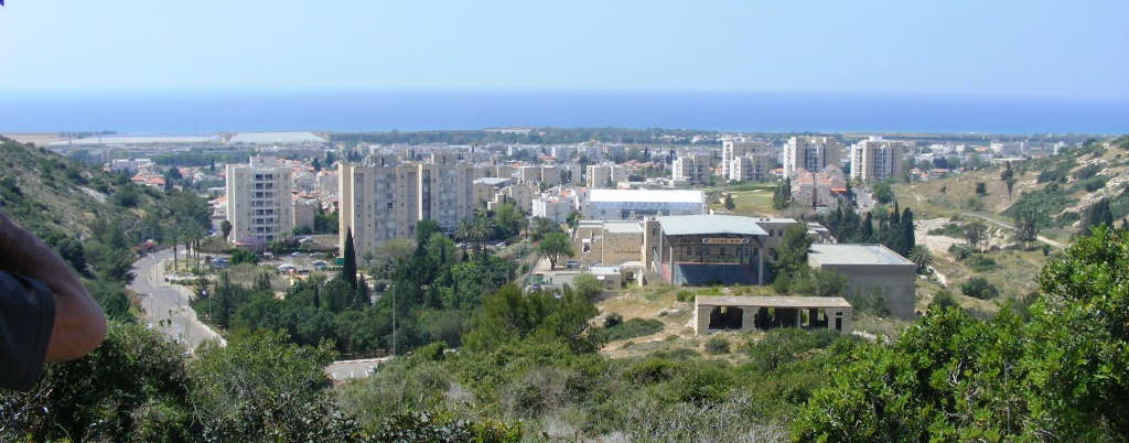 Vue panoramique de Tirat Carmel en Isra&euml;l depuis les hauteurs du mont Carmel