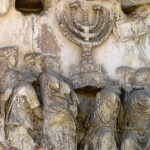 Relief de l’arc de Titus représentant la menorah et les objets du Temple de Jérusalem emportés par les Romains