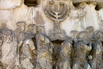 Relief de l’arc de Titus représentant la menorah et les objets du Temple de Jérusalem emportés par les Romains