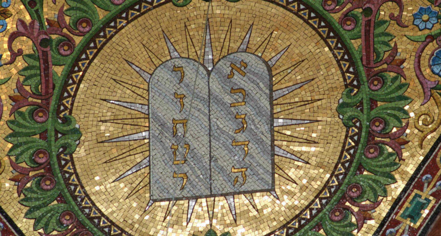 Tables de la Loi en mosa&iuml;que &agrave; la basilique Notre-Dame de la Garde &agrave; Marseille
