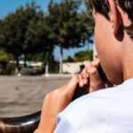 un jeune homme sonnant du shofar