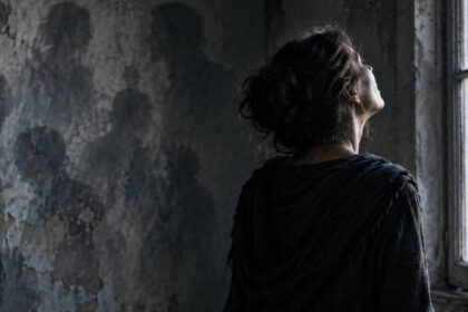 femme devant la fenetre